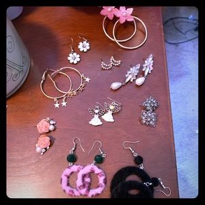 Lots of earrings you get all pictured